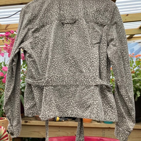 Liz Claiborne Cheeta Print Jacket and Pant Set, Petites Size 8 - Picture 2 of 6